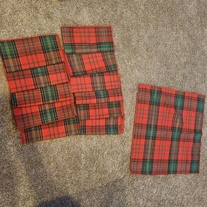Set of 12 Christmas napkins.